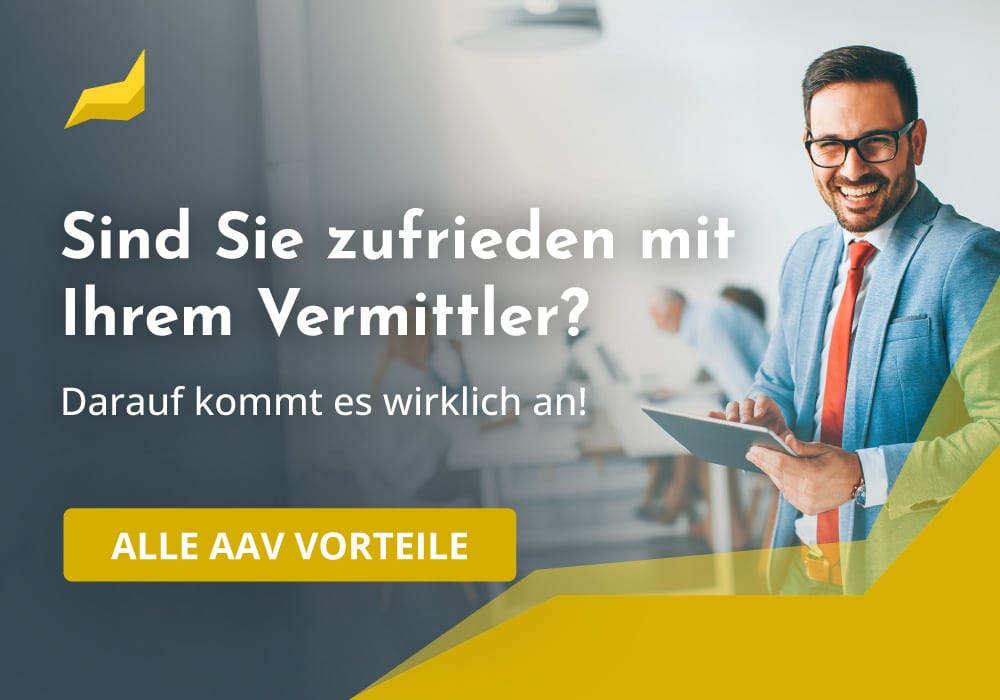 Banner mit einem lächelnden Mann im Anzug, der eine Tafel hält. Der deutsche Text lautet: Sind Sie zufrieden mit Ihrem Vermittler? Darauf kommt es wirklich an! und ALLE AAV VORTEILE auf einem gelben Button. Im Hintergrund eine Büroumgebung.